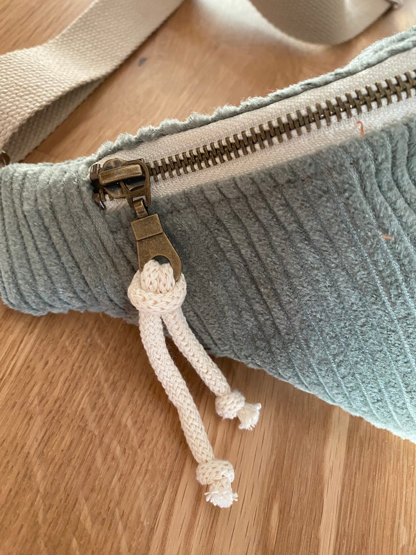 Crossbody Bag Bauchtasche aus Baumwoll-Cord Salbei